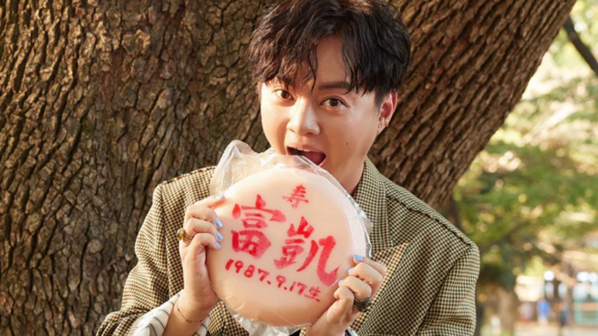 许富凯演出进行到一半时，突遭妇人衝上台抗议太大声。（图／翻摄自许富凯脸书）