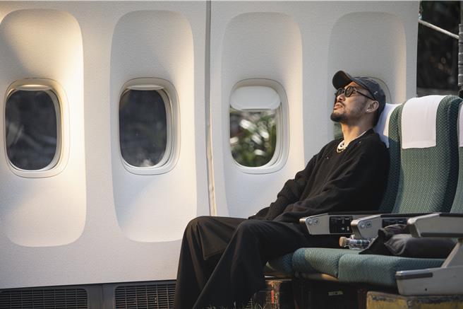 熱狗分享恐怖的搭機經驗。（本色音樂提供）