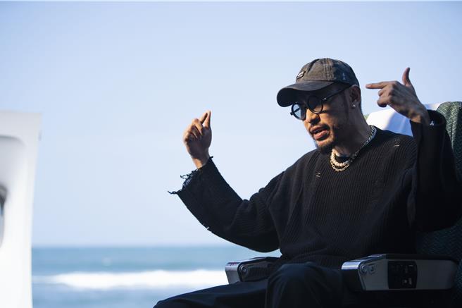 熱狗分享恐怖的搭機經驗。（本色音樂提供）