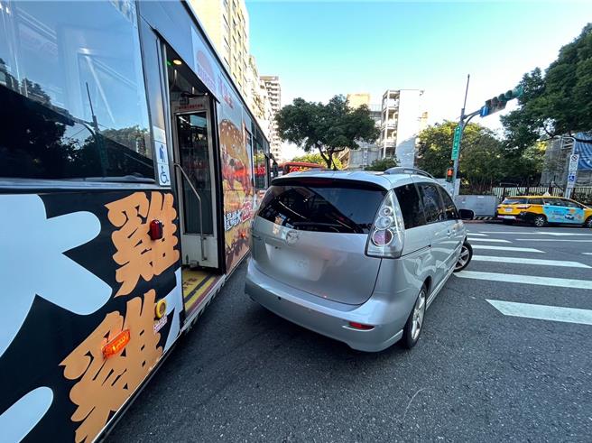 公车司机酒驾内轮差撞击同向轿车。（翻摄画面）