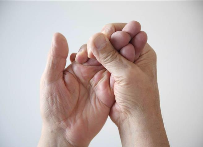 新北市一名父亲酒后违反儿子意愿，以手指侵入儿子肛门「检查排便」，被新北地检署起诉强制罪。（示意图／ Shutterstock）