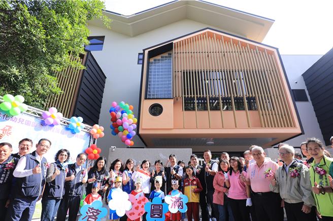 大雅国小附幼13日落成启用，市长卢秀燕开心出席与大小朋友同欢。（陈淑娥摄）