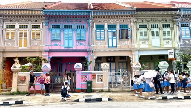 旅客可造访The Intan华人家庭博物馆或是坤城路的彩色排屋，透过在地人的导览，了解新加坡的娘惹文化。（陈韵萍摄）