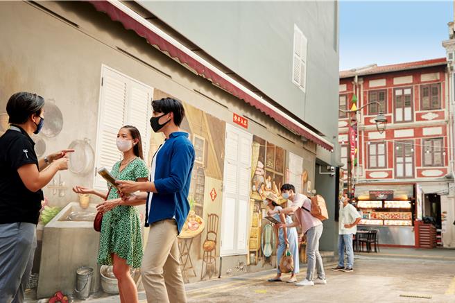 喜欢深入了解文化或歷史背景的游客可透过闯关游戏游览牛车水、小印度、圣约翰岛等地区。（新加坡旅游局提供）