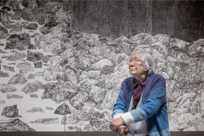 藝術家李義弘生前與作品《跳石海岸》合影。（台北市立美術館提供／李欣恬台北傳真）