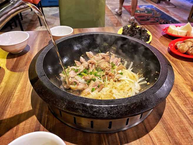 业者证实望海巷石头火锅本馆将熄灯，未来将由二馆继续提供服务。（翻摄自望海巷石头火锅脸书）