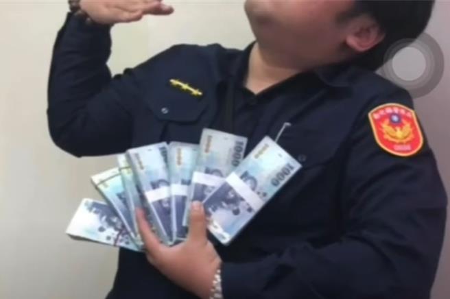 其中黄员还在影片中注记，影片是其所长拍摄，要求长官惩处时，要记得将所长一併惩处。(翻摄记者爆料网／吴建辉彰化传真)