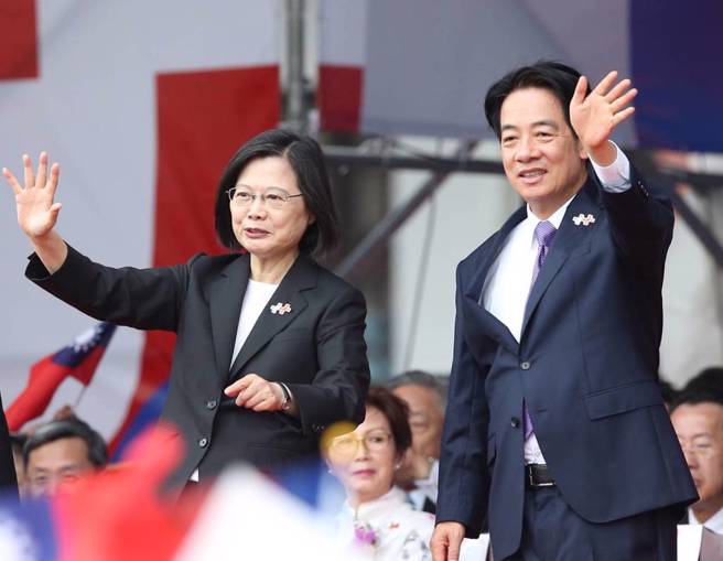 蔡英文(左)执政成绩引发六成民意期望下架民进党，成为赖清德(右)当选最大变数。（示意图／本报资料照／赵双杰摄）