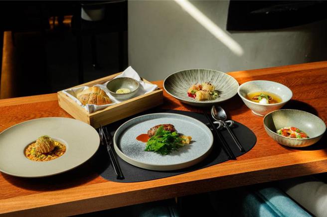 日月潭高檔旅宿「遊獵行腳」的白窯餐館，推出以「秋收豐美」為主題的風格午宴！圖／業者提供