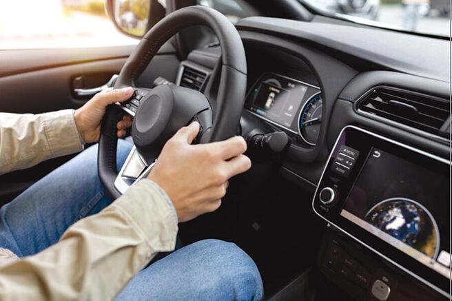 电动车掀起时代革命，带动新车市场百家争鸣，需不需要买车、要不要买电动车，消费者有了更多元的选择性。图／freepik