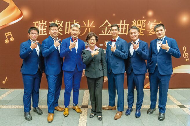 第一银行文教基金会举办台北场「璀璨时光 金曲飨宴」音乐会，第一银行董事长邱月琴（中）与拉縴人男声合唱团合影。图／第一银行提供