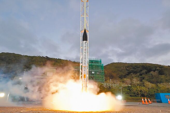逢甲大學SHSR-Aero1升空，成為中部第一所踏入科研火箭領域的學校。圖／國家太空中心提供