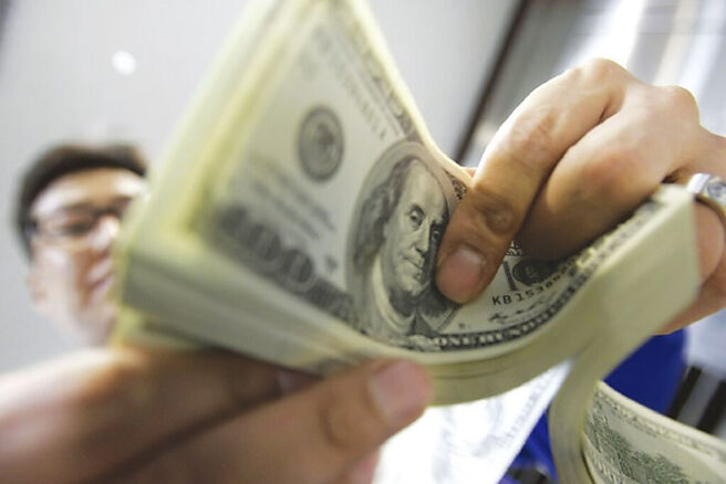 國銀建議採槓鈴式投資策略，在投資組合中配置不同天期海外債。圖為美元示意圖。圖／美聯社