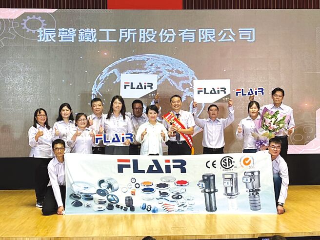 振聲獲台中市金手獎肯定，並由市長盧秀燕親自授獎。圖／陳嫣蔚