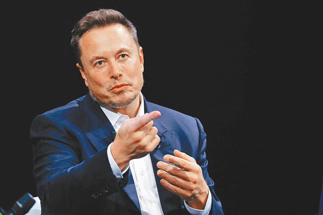 Tesla執行長馬斯克曾在網路節目吸大麻捲菸，在台灣被告涉嫌引誘施用二級毒品案，檢方調查後認定無犯意，獲不起訴。（路透）