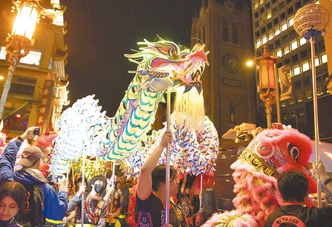亞太經合會議（APEC）第三十次領導人非正式會議將在舊金山舉行，當地唐人街舉辦舞龍舞獅等各式活動，盼吸引與會者、遊客和市民的光顧。（中新社）