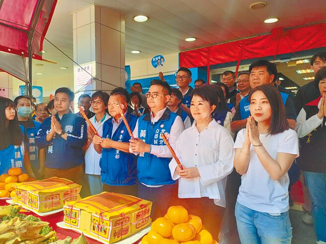 台中五选区立委参选人黄健豪（前排右三）12日上午于北区举办竞选总部成立，台中市长卢秀燕（前排右二）等一同到场祈福并为竞总揭牌。（潘虹恩摄）