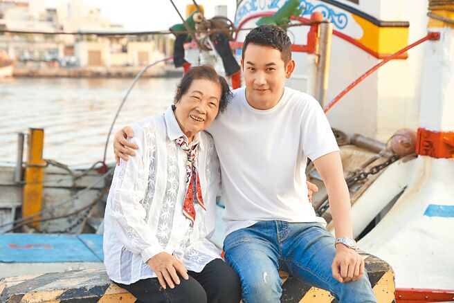 勛哥（右）帮85岁黄莺阿嬷拍摄短视频，记录生活点滴感动无数人。（红心字会提供）