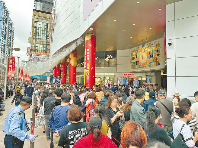 11月11日SOGO忠孝館開店前人潮照。（SOGO提供）