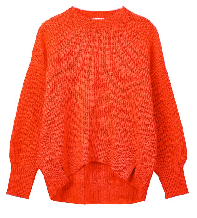 SOGO忠孝館YECCA VECCA落肩針織上衣（亮橘、綠、深灰3色）原價3320元，享晚安商品買1送1。（SOGO提供）