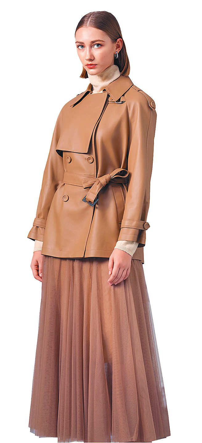 SOGO敦化館LINDARICO羊皮中版外套，原價4萬2800元，特價2萬6800元。（SOGO提供）