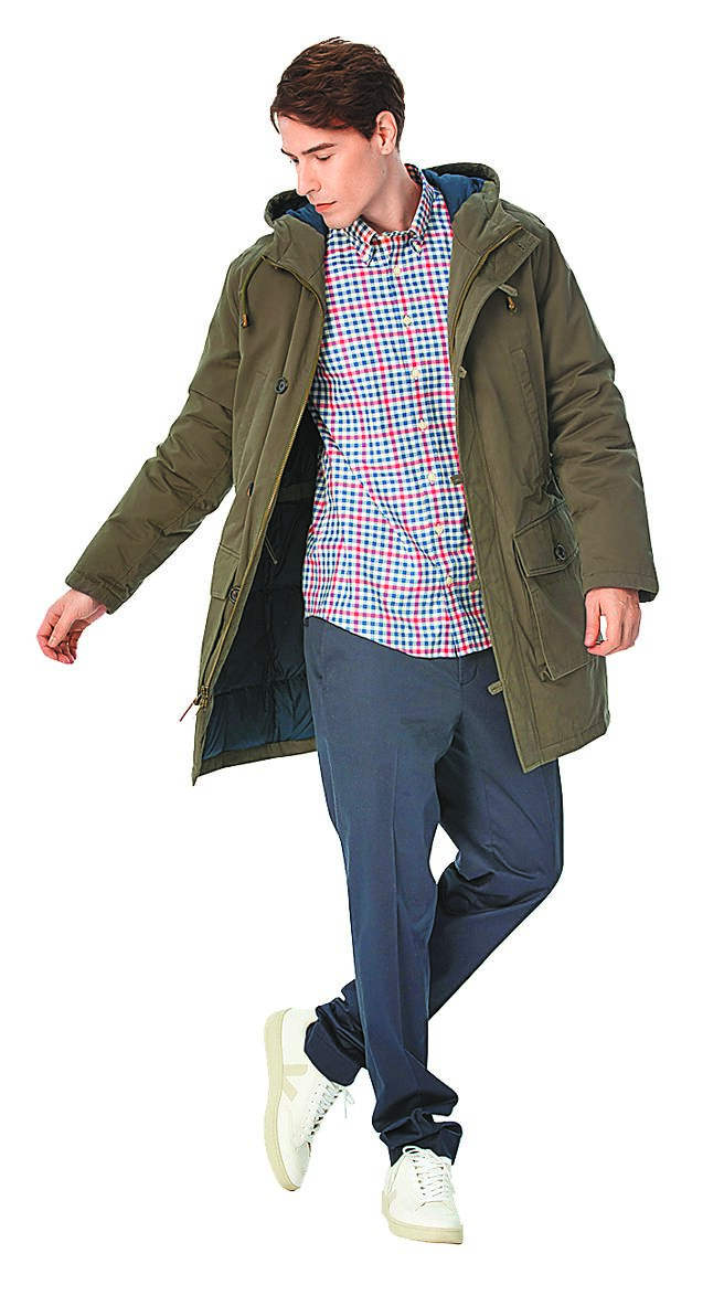 SOGO復興館BROOKS BROTHERS軍風禦寒大衣，原價3萬2900元，特價1萬5000元，限量10件。（SOGO提供）