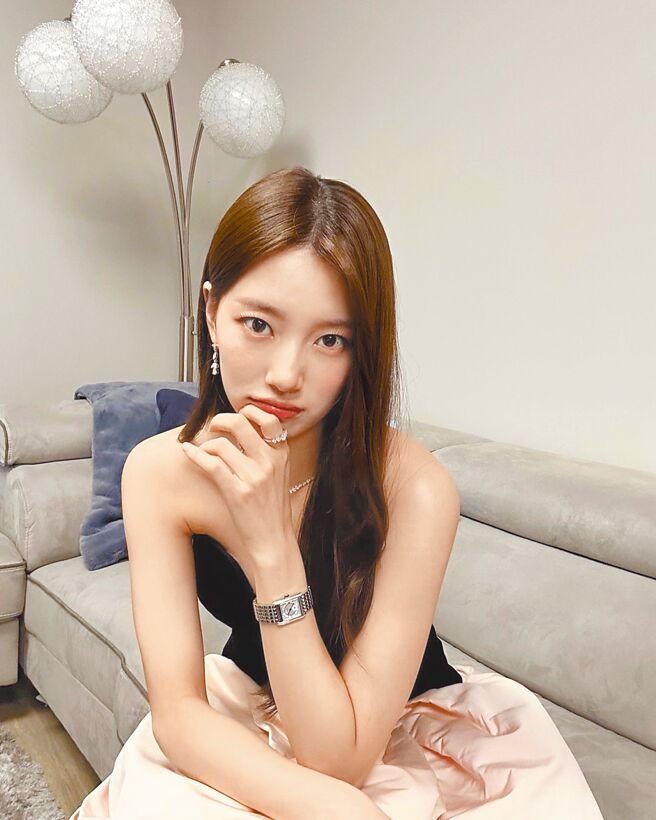 浪琴品牌大使秀智近来在《我的女神室友斗娜》扮演偶像歌手，更加美艳动人。（摘自IG）