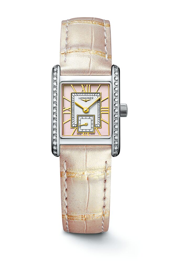 浪琴表MINI DOLCEVITA迷你多情系列罗马镂雕镀金面盘不锈钢镶钻款腕表，粉色鱷鱼皮表带款12万2300元。（LONGINES提供）