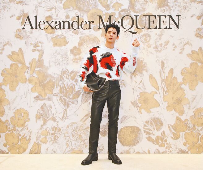 男星林柏宏出席Alexander McQueen早春發表活動，一身紅黑印花搭皮褲超帥。（黃唯淯攝）