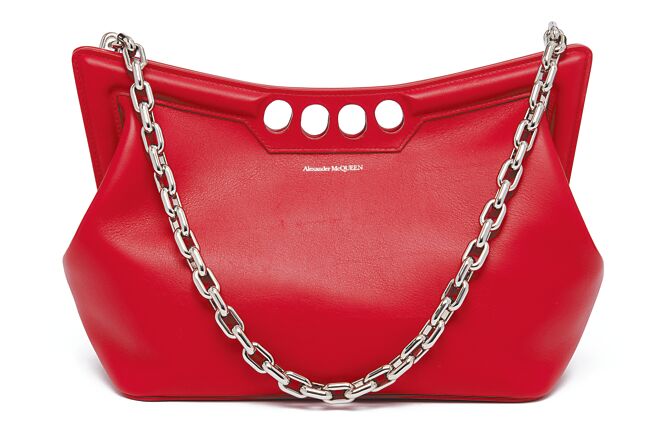 The Peak紅到現場一堆藝人都想帶走。The Peak鏈帶威爾士紅小牛皮款，建議售價11萬4800元。（Alexander McQueen提供）