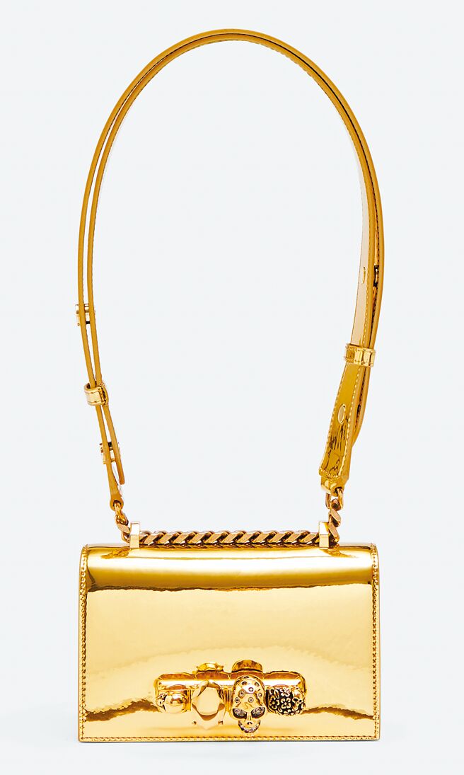 Alexander McQueen節日系列迷你亮面金屬織料包，售價7萬6700元。（Alexander McQueen提供）