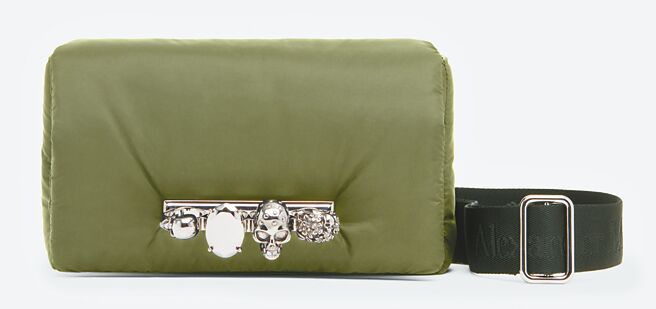 Alexander McQueen綠色腰包，價格店洽。（Alexander McQueen提供）