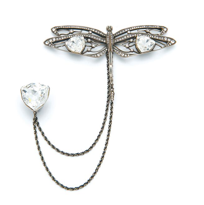 Alexander McQueen水鑽鑲飾蜻蜓別針，價格店洽。（Alexander McQueen提供）