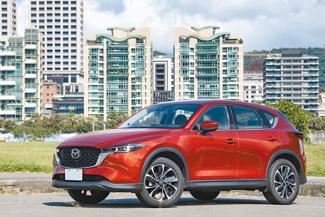 MAZDA设计师为CX-5赋予独特的灵魂，藉由「less is more」的日式哲学，勾勒出俐落姿态，展现细致且奔放的格调。（陈大任摄）