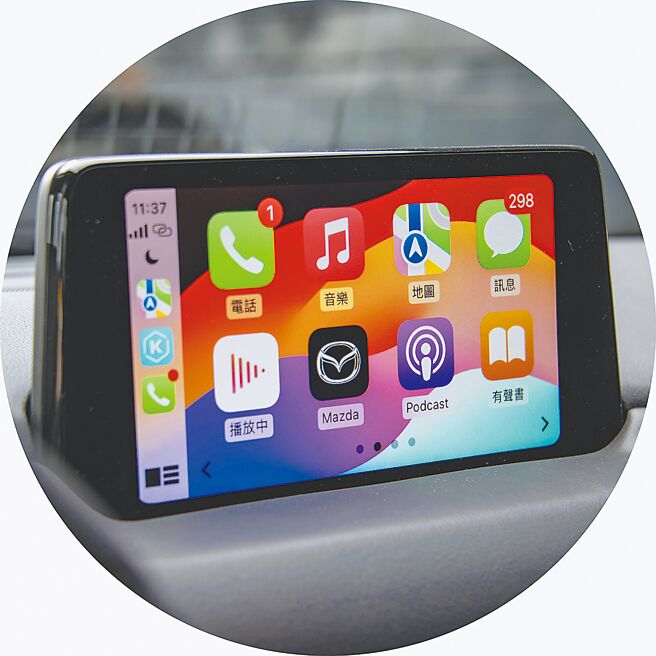 8吋中央资讯显示幕。（陈大任摄）