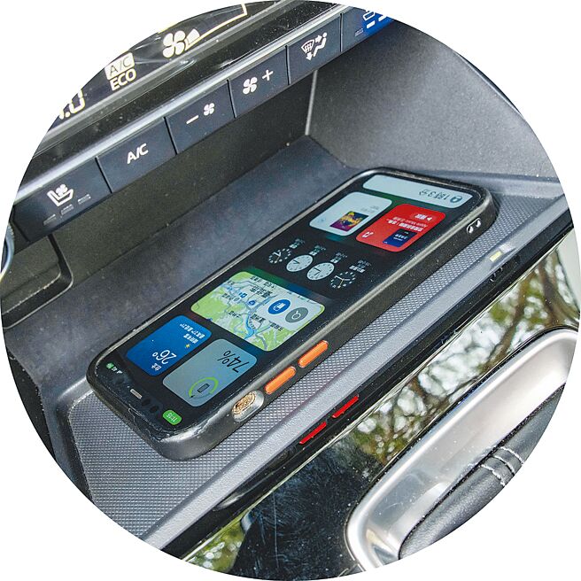 无线充电功能相当方便。（陈大任摄）