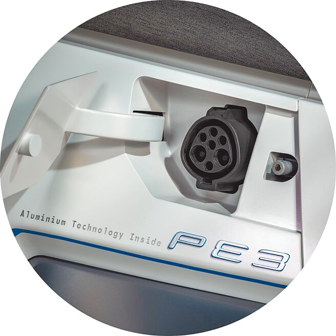 PE3车侧充电插孔。（SYM提供）