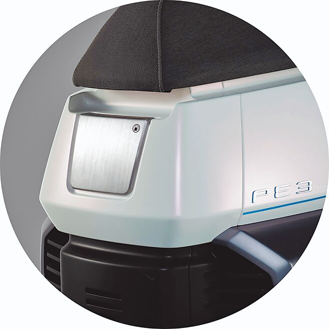 PE3椅垫前方加油口。（SYM提供）