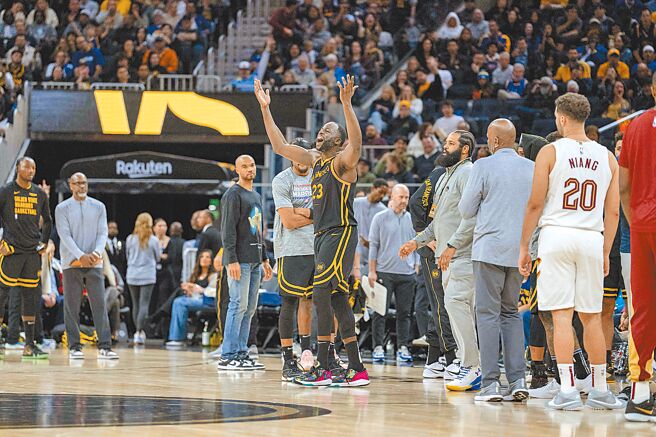 聽到自己被吹第2次技術犯規驅逐出場，卓雷蒙格林高舉雙手抗議。（路透）