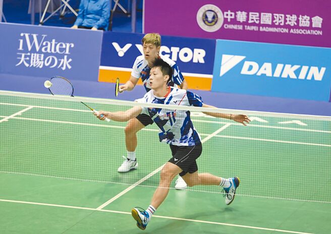 楊博軒（前）、李哲輝勇奪韓國羽球大師賽男雙冠軍。（中華羽協提供）