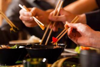 他吃完鍋吐血！醫：胃整片出血 「2種鍋同時吃」下場慘