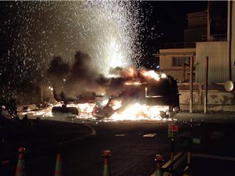 挖破管線大火竄跳2層高！ 鋪路機駕駛慘死 勞檢揪「嚴重缺失」釀禍