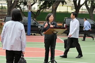 蔡英文虎尾高中视察突脱稿说这句   「1动作」吓坏扈