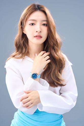 韓菲謙稱「社交廢物」 化身時尚咖戴ORIS腕表展青春無敵