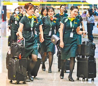 空姐限裙裝涉歧視 立委凍結民航局預算