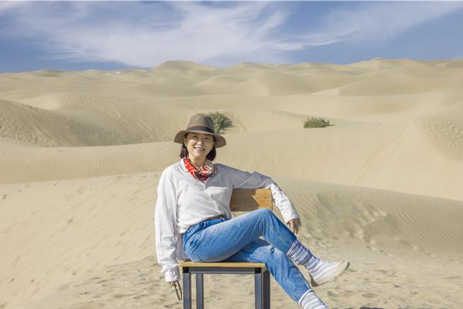 林青霞前不久到新疆旅游，饱览沙漠风情。（林青霞提供）