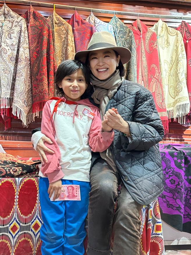 林青霞亲切地与新疆当地小朋友互动。（林青霞提供）