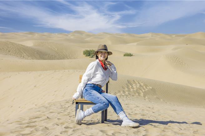 林青霞到新疆旅游，一身帅气劲装。（林青霞提供）