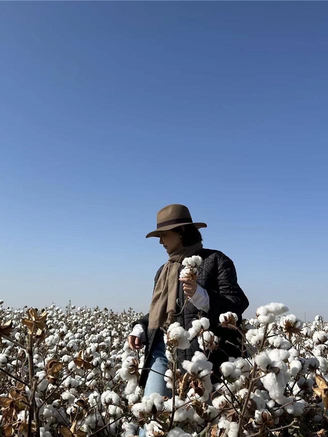 林青霞前不久到新疆旅游，体验秋之美。（林青霞提供）