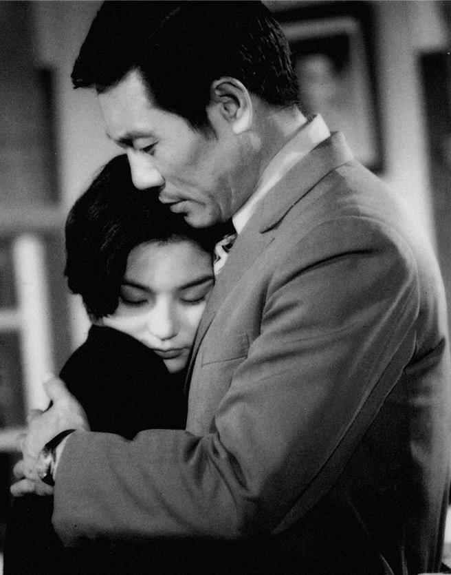 林青霞当年拍《窗外》，把银幕初吻献给男主角胡奇。（时报出版社提供）